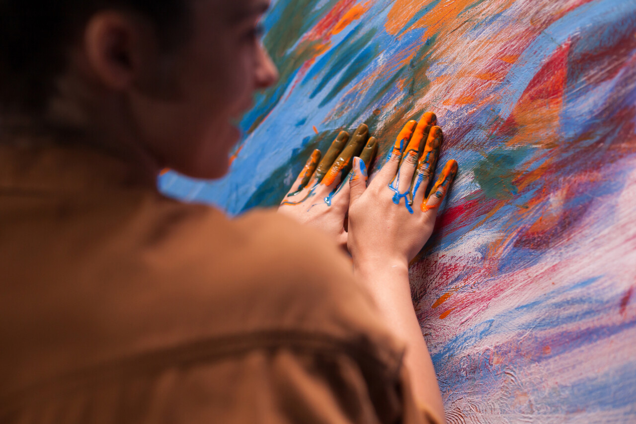 Vecteezy hands of artist with paint on canvas in art studio modern 35199135